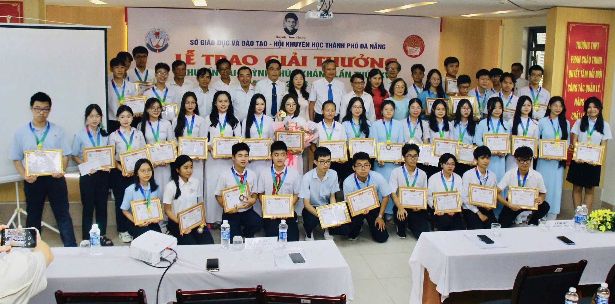 Lễ trao Giải thưởng Huỳnh Thúc Kháng cho học sinh xuất sắc tiêu biểu thành phố Đà Nẵng.