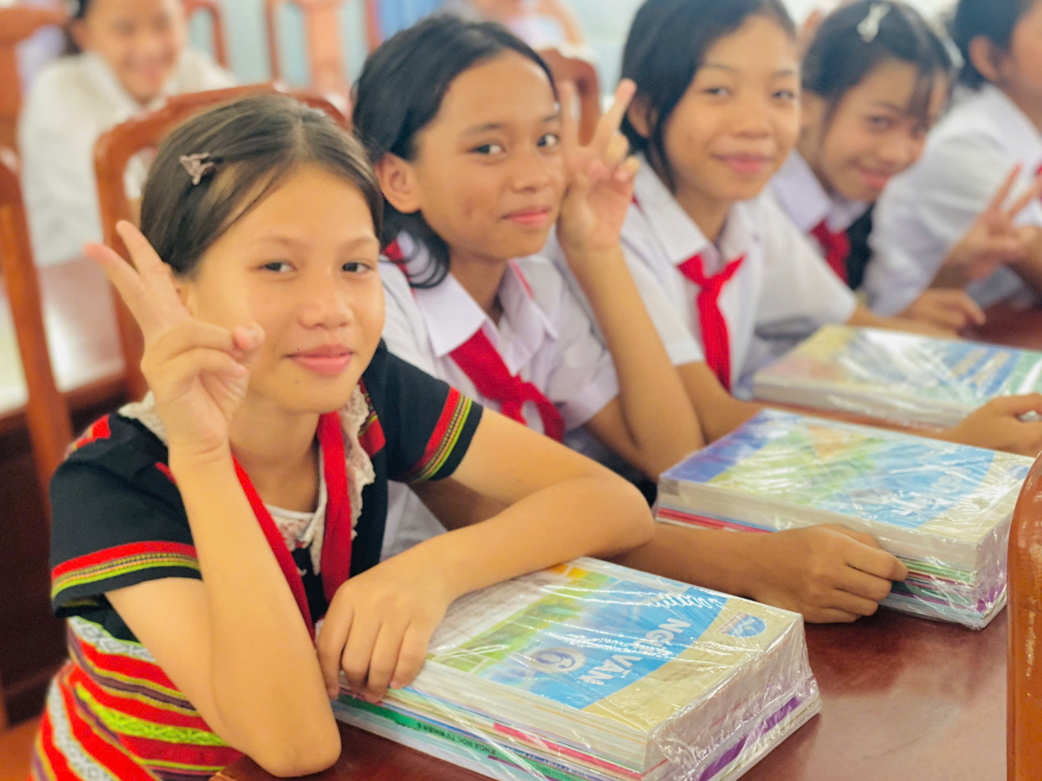 Trao tặng sách giáo khoa cho học sinh đồng bào Cơ Tu thành phố Đà Nẵng