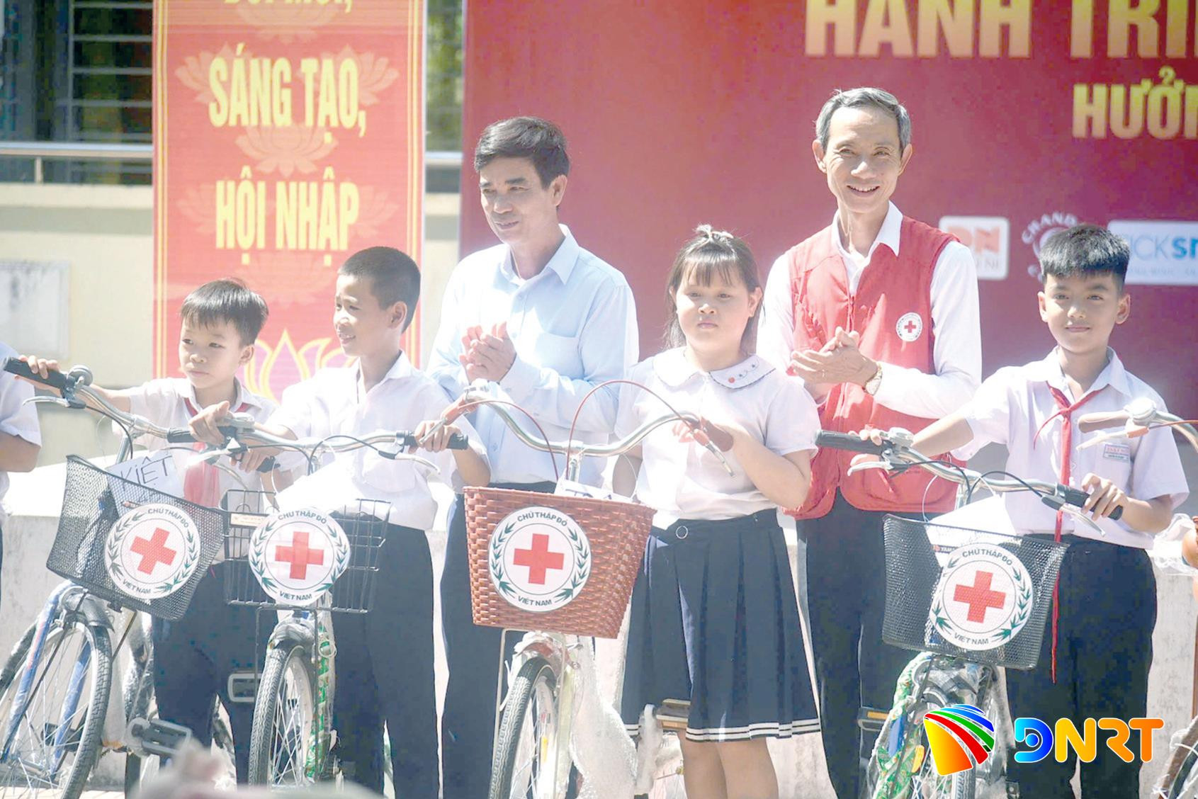 Hội chữ thập đỏ Việt Nam thành phố Đà Nẵng trao xe đạp cho trẻ em nghèo xã Thượng Đức trong chương trình “Hành trình nhân ái vì cộng đồng” năm 2026. Ảnh: HỮU TRUNG