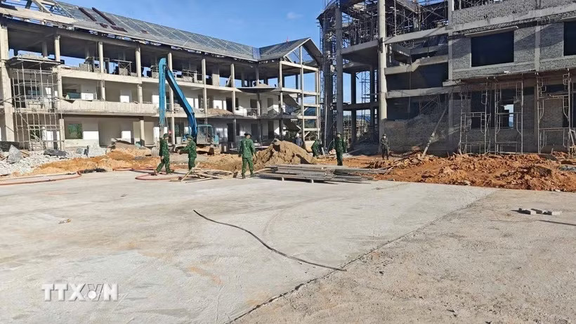 Công trường xây dựng Trường Phổ thông Dân tộc nội trú liên cấp Tiểu học và Trung học cơ sở xã A Lưới 4, thành phố Huế. (Ảnh: Mai Trang/TTXVN)