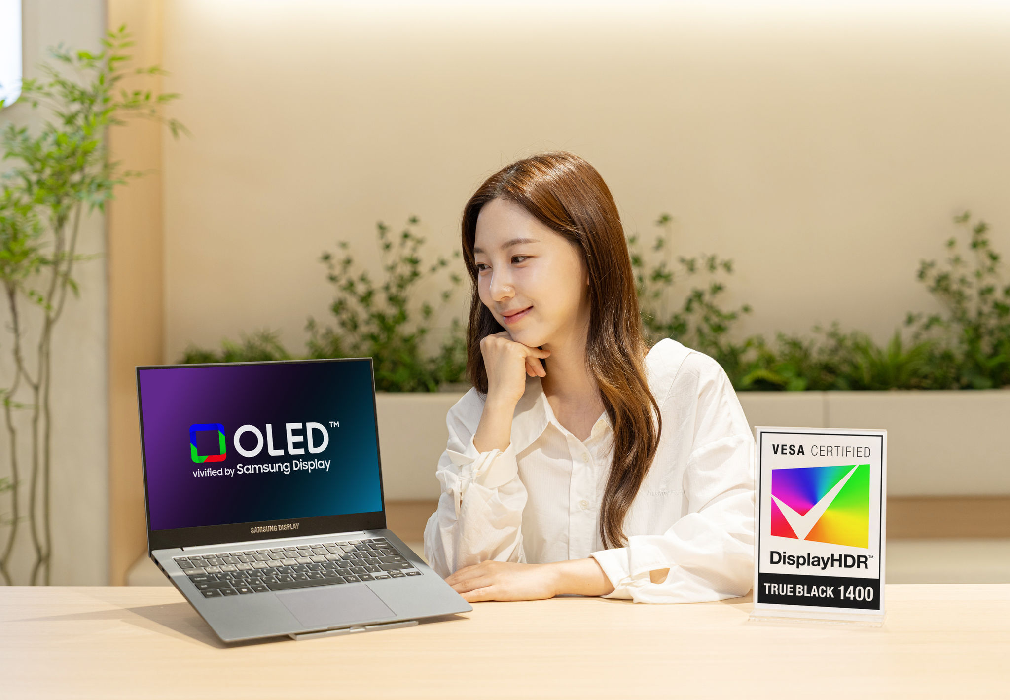 Tấm nền OLED đạt chứng nhận VESA DisplayHDR True Black 1400 của Samsung Display trên laptop Lenovo Yoga Pro 9i Aura Edition.