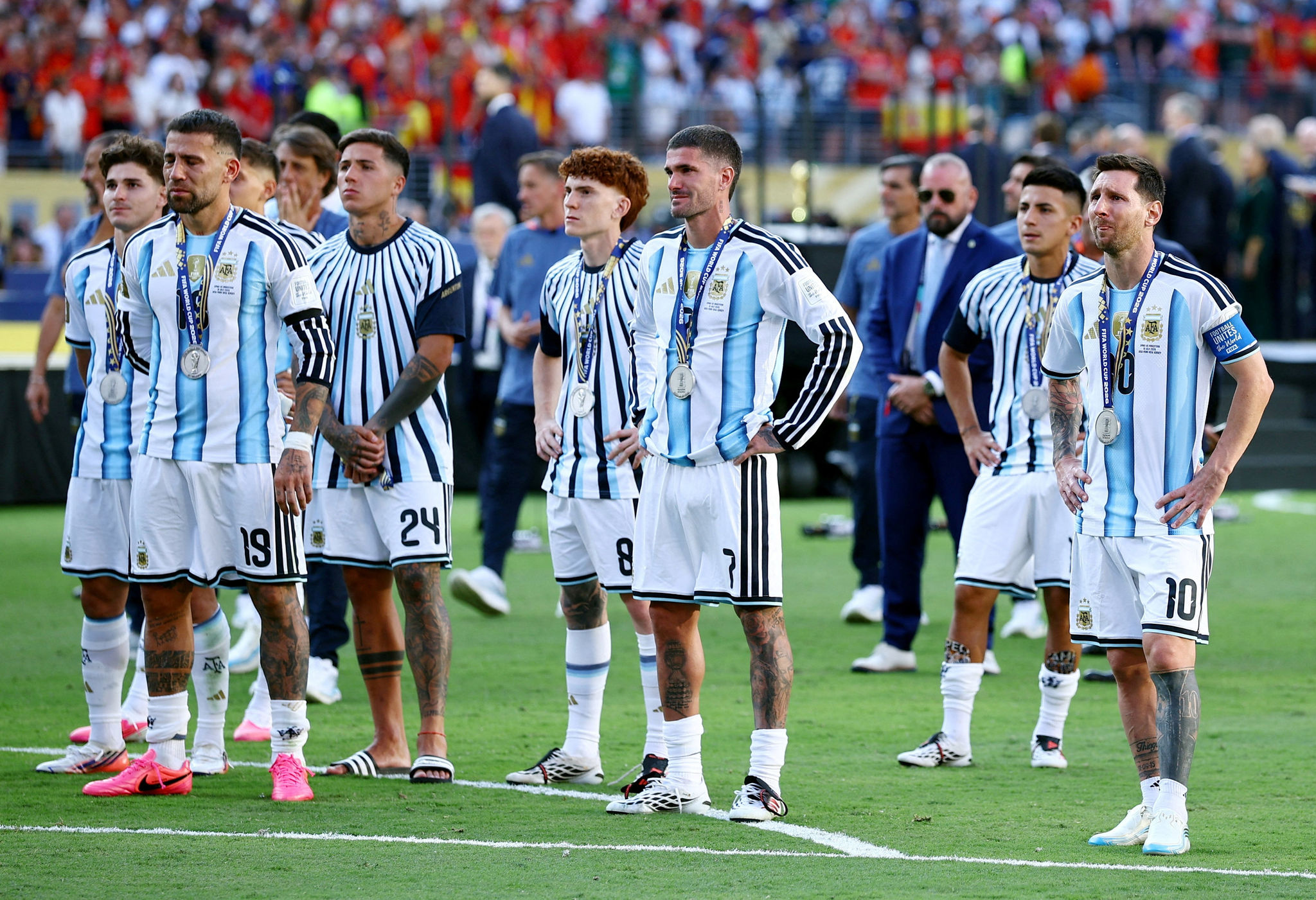 Lionel Messi thất thần sau khi Argentina nhận thất bại trước Tây Ban Nha
