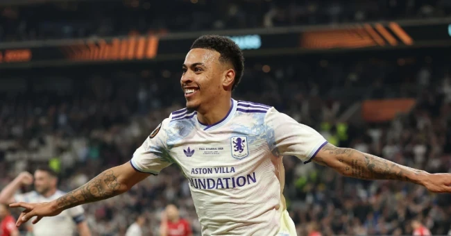 Morgan Rogers ăn mừng bàn thắng tại Aston Villa