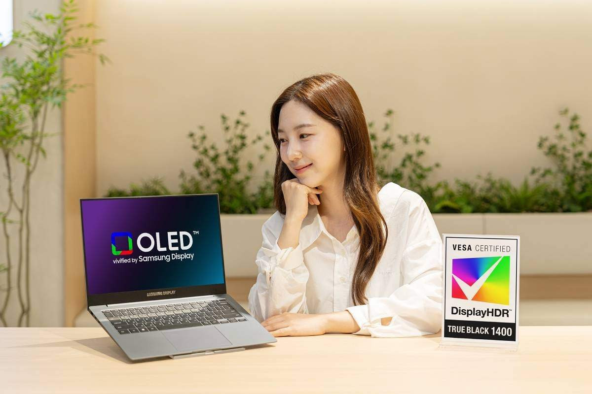 Samsung ra mắt màn hình OLED kép dành cho máy tính xách tay