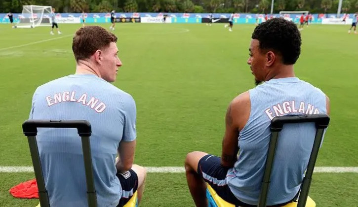 Morgan Rogers và Elliot Anderson là hai gương mặt tiêu biểu cho sự lạm phát giá trị cầu thủ tại Anh.