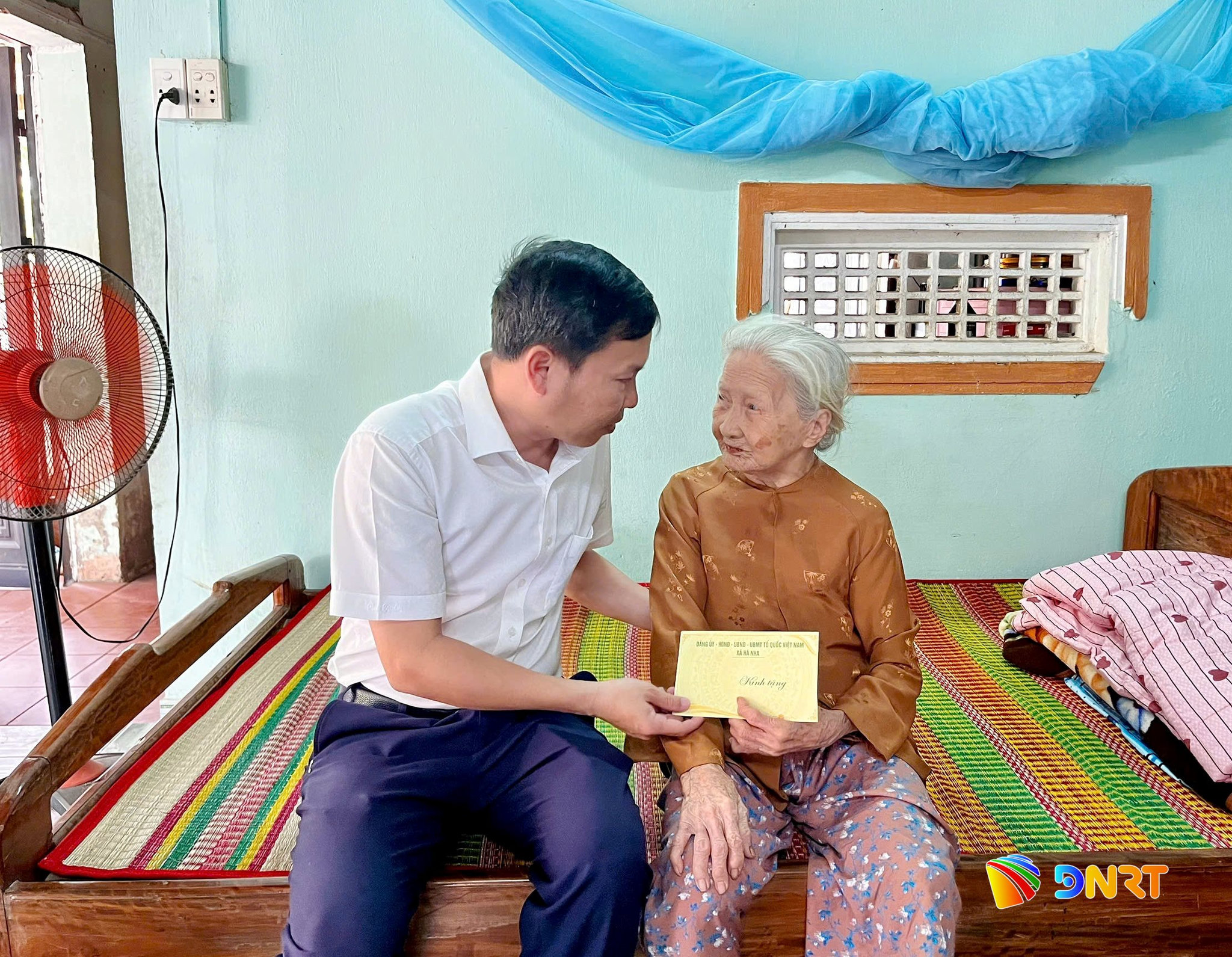 Ông Trần Quốc Đạt, Phó Bí thư Thường trực Đảng ủy xã Hà Nha thăm Bà mẹ Việt Nam anh hùng Huỳnh Thị Lượng (thôn Phú Lộc). Ảnh: HỨA MẬN