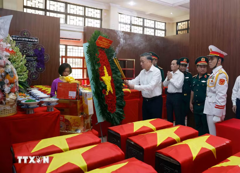 Tổng Bí thư, Chủ tịch nước Tô Lâm dâng hương tưởng niệm, tri ân các Anh hùng liệt sỹ. (Ảnh: Thống Nhất/TTXVN)