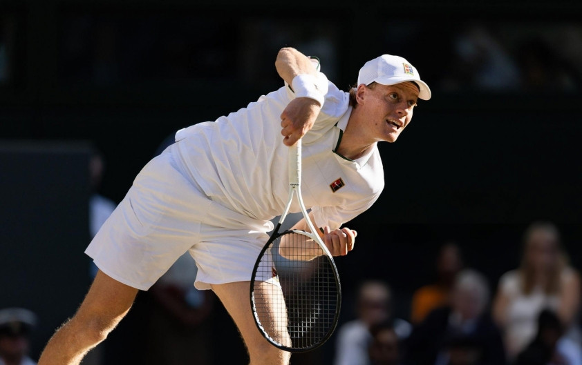 Tay vợt Jannik Sinner đang thực hiện cú giao bóng tại giải đấu Wimbledon