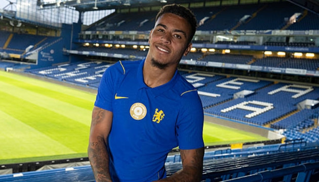 Morgan Rogers trong màu áo mới, trở thành bản hợp đồng đắt giá nhất lịch sử Chelsea.