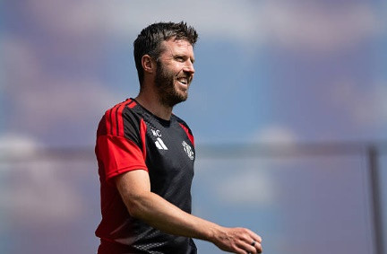 Michael Carrick đang tập trung xây dựng hàng tiền vệ mới cho Man Utd.