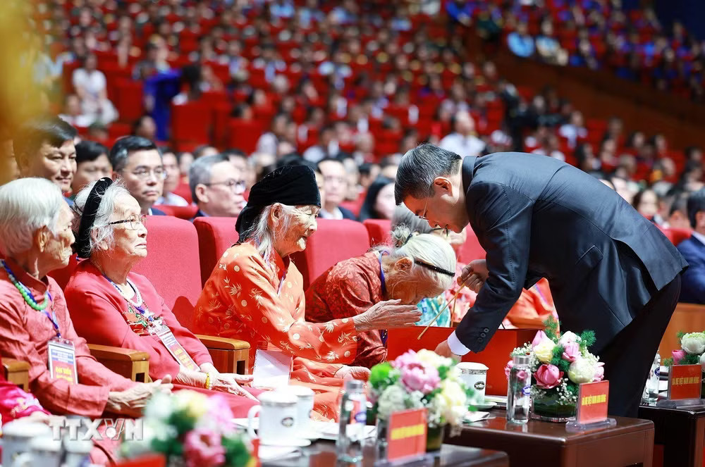 ttxvn-thu-tuong-du-hoi-nghi-tri-an-nguoi-co-cong-voi-cach-mang-toan-quoc-nam-2026-11.jpg