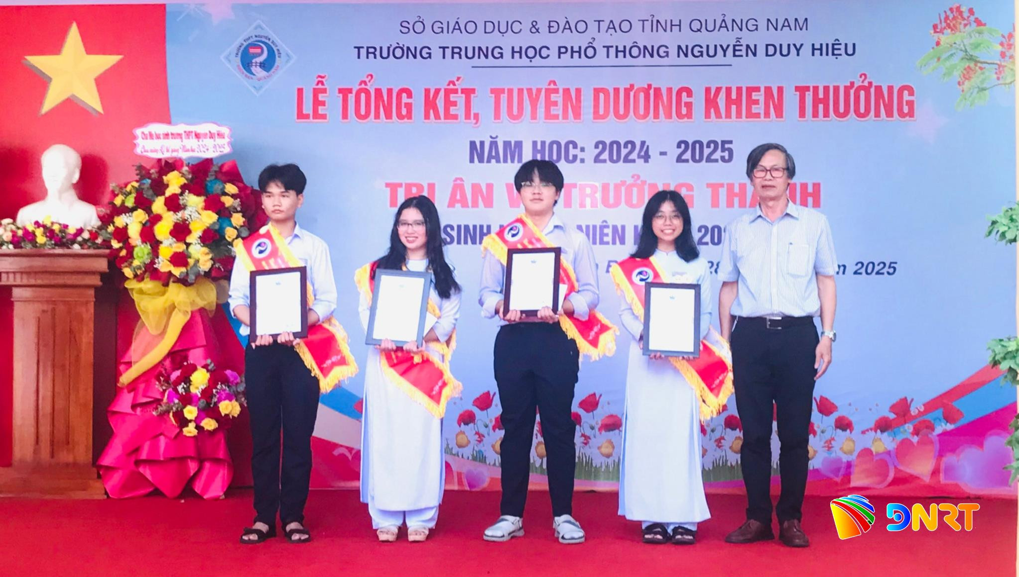 Ông Nguyễn Minh Hùng (ngoài cùng bên phải) tuyên dương, khen thưởng học sinh có thành tích xuất sắc trong học tập. Ảnh: Hội Khuyến học thành phố