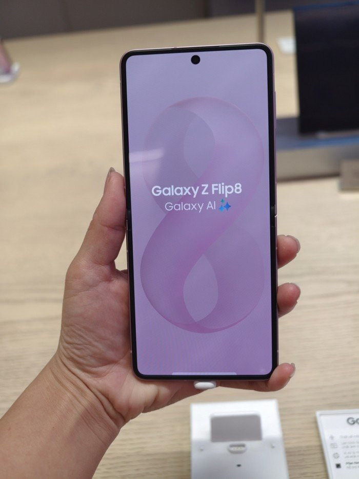Galaxy Z Flip8 với thiết kế mỏng nhẹ kỷ lục 180g và độ dày 6,1mm khi mở