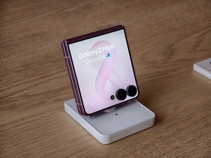 Màn hình phụ FlexWindow 4,1 inch trên Galaxy Z Flip8 tích hợp nhiều tính năng AI