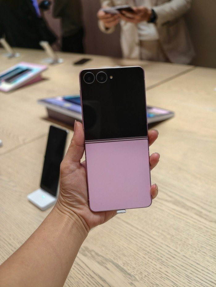 Hệ thống camera trên Galaxy Z Flip8 hỗ trợ nhiều tính năng quay phim chuyên nghiệp