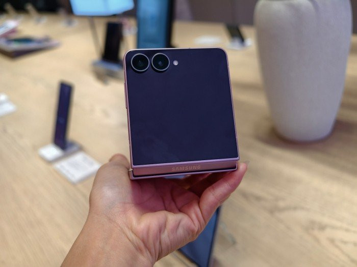 Màn hình chính 6,9 inch với nếp gập được làm mờ đáng kể