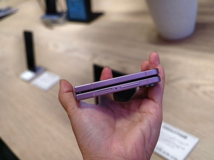 Khung viền Armor Aluminum và kính Gorilla Glass Victus 2 trên Galaxy Z Flip8