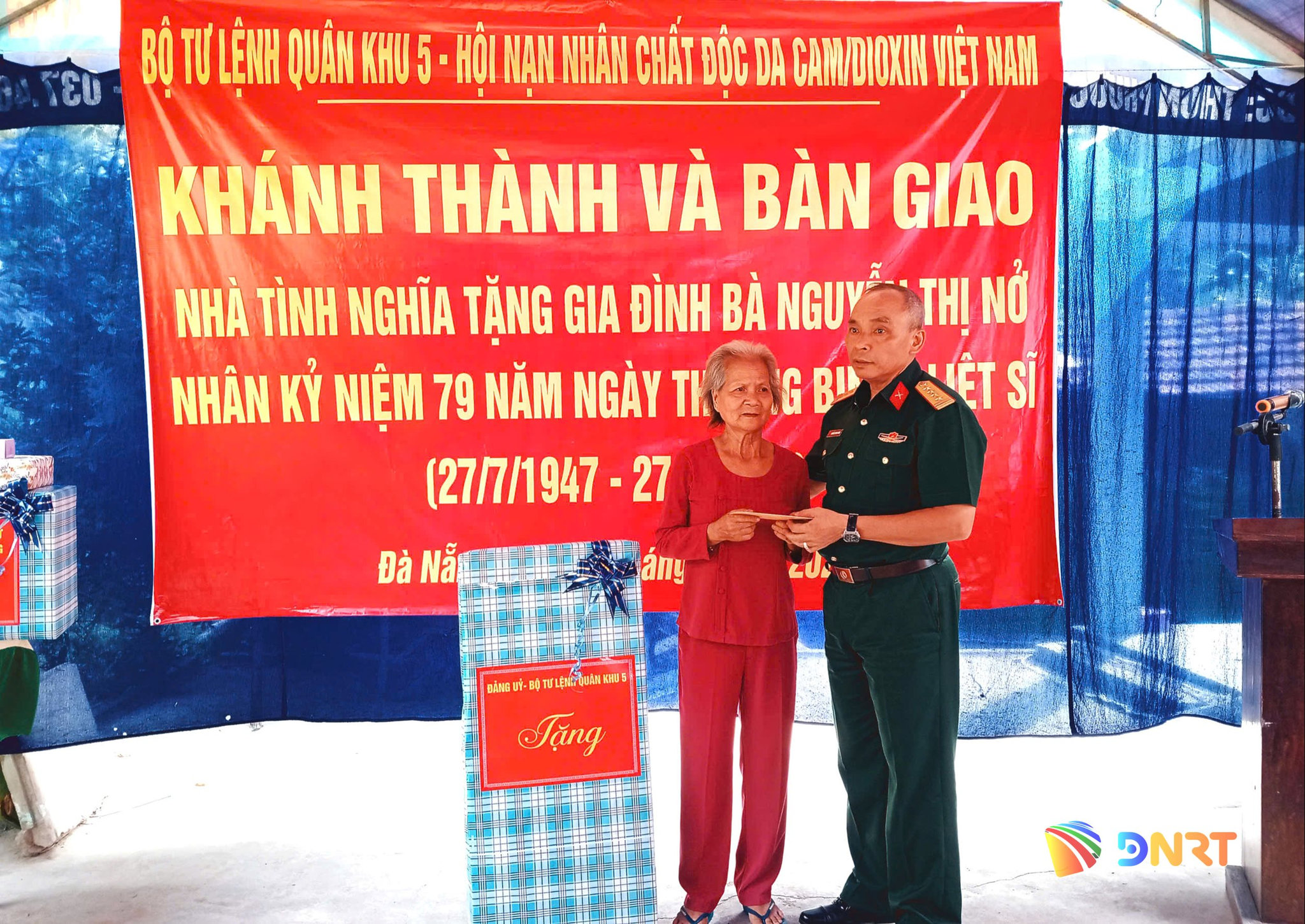 Đại diện lãnh đạo Đảng ủy, Bộ Tư lệnh Quân khu 5 tặng quà cho bà Nguyễn Thị Nở. Ảnh: DUY THÁI