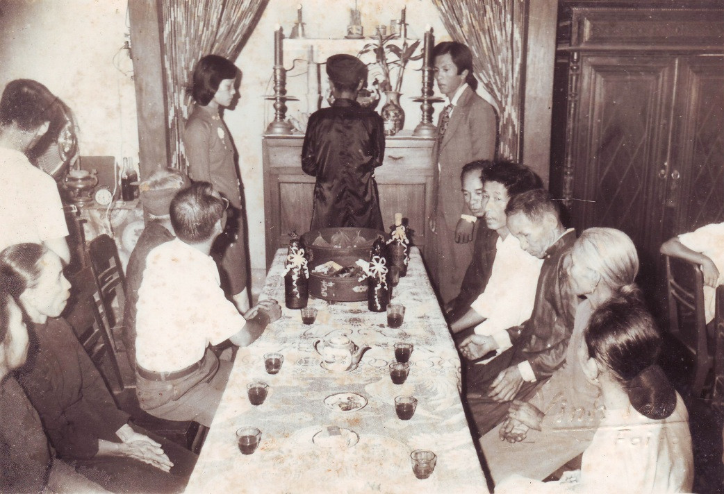 Làm lễ trước bàn thờ gia tiên. Nguồn: TTQLBTDSVHTGHA