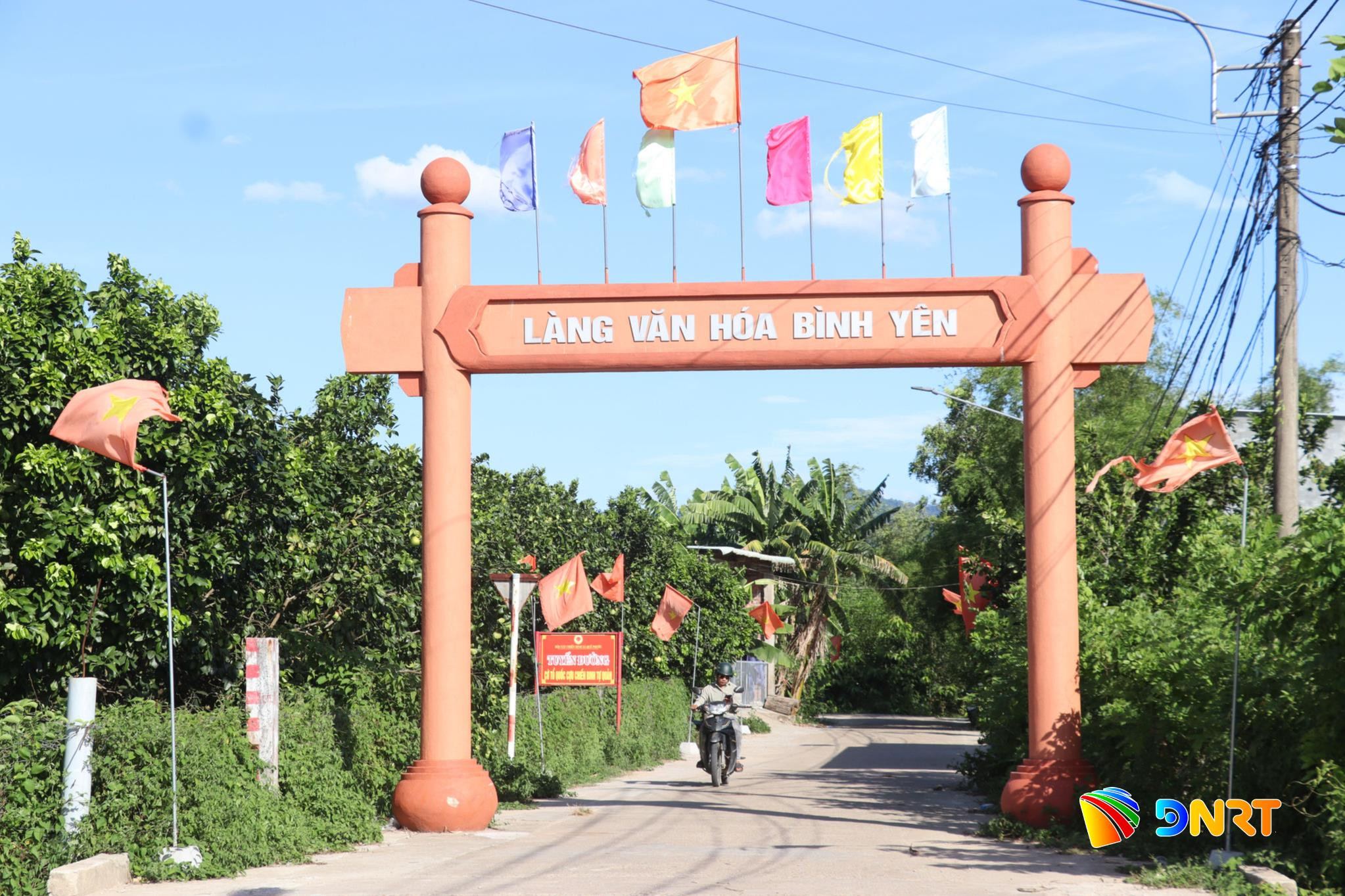 Những mô hình “Dân vận khéo” tại Đà Nẵng đang tạo chuyển biến thực chất, khơi thông nguồn lực và tạo đồng thuận xã hội cao. Từ đồng bằng đến miền núi, công tác dân vận đã thực sự trở thành động lực quan trọng thúc đẩy phát triển kinh tế - xã hội địa phương. Hộ khá giúp hộ khó Tại xã Điện Bàn Tây, một trong những điểm sáng về công tác dân vận chính là việc duy trì và nâng tầm mô hình “Hộ khá giúp hộ khó”. Ra đời từ đầu năm 2024, mô hình này đã khẳng định được giá trị nhân văn sâu sắc khi huy động