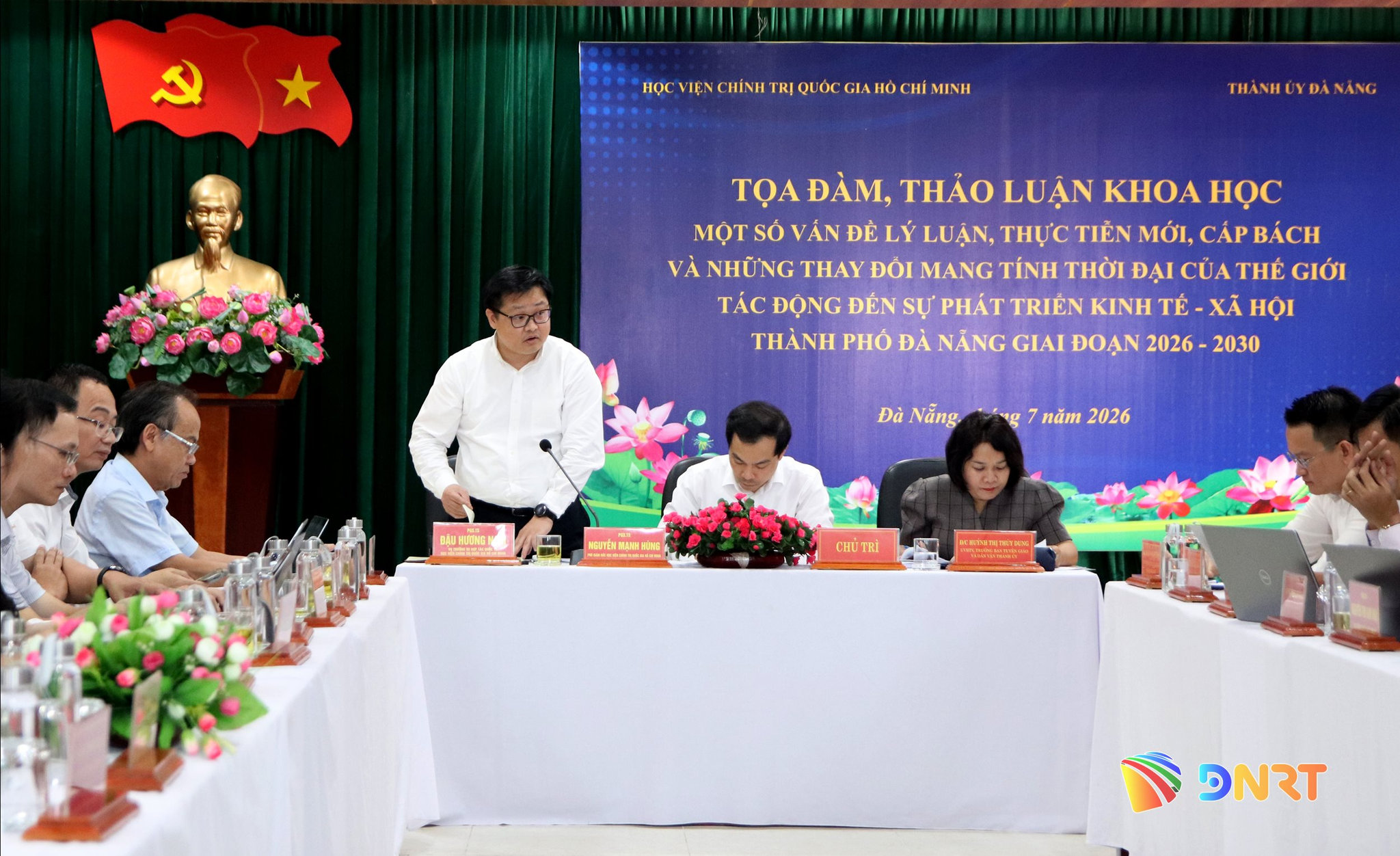 PGS.TS Đậu Hương Nam, Vụ trưởng Vụ Hợp tác quốc tế, Học viện Chính trị quốc gia Hồ Chí Minh phát biểu tại tọa đàm. Ảnh: TRỌNG HUY