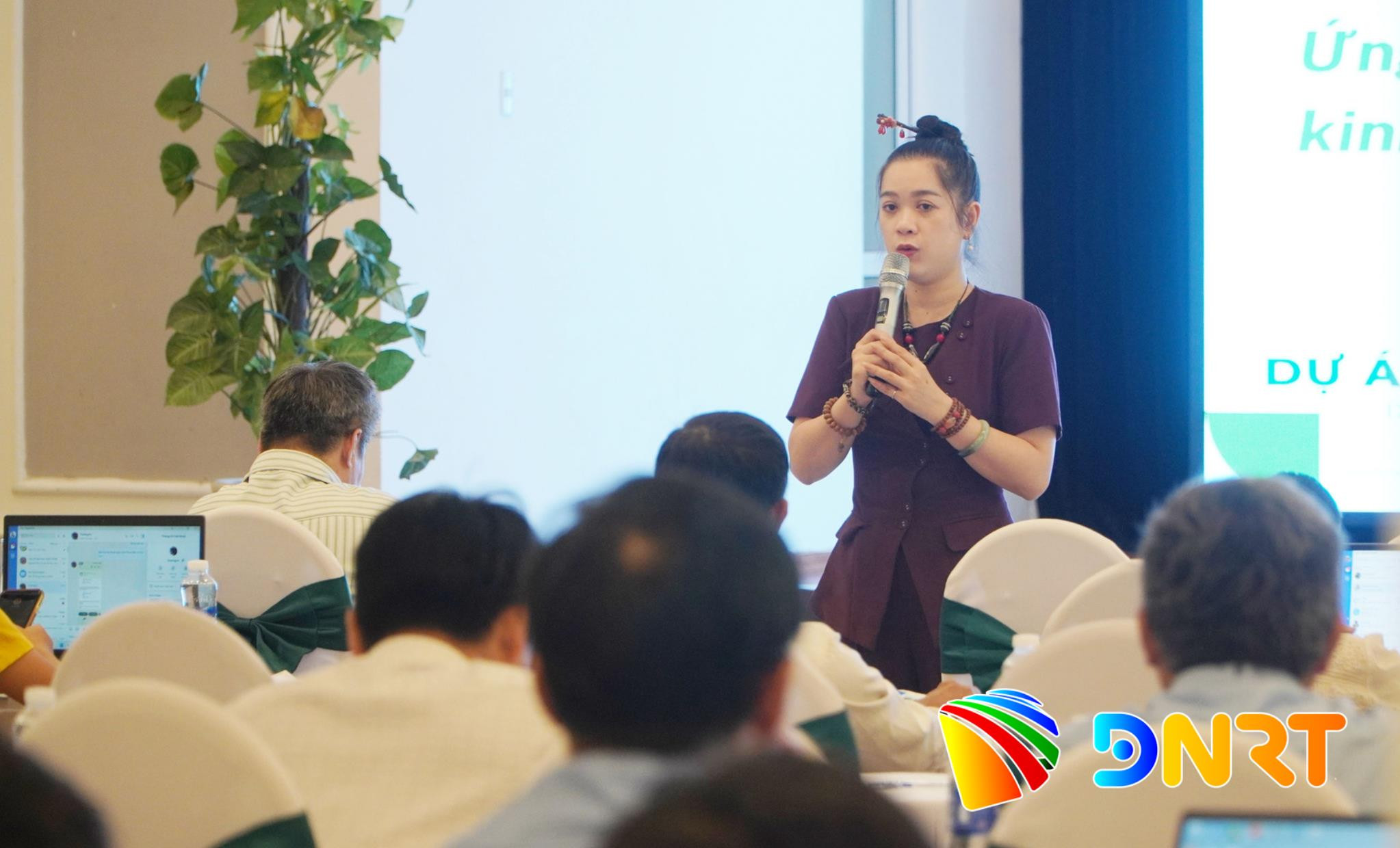 tien-si-pham-tran-hong-diem-founder_ceo-du-an-giao-duc-thecay-trinh-bay-tai-buoi-tap-huan(1).jpg