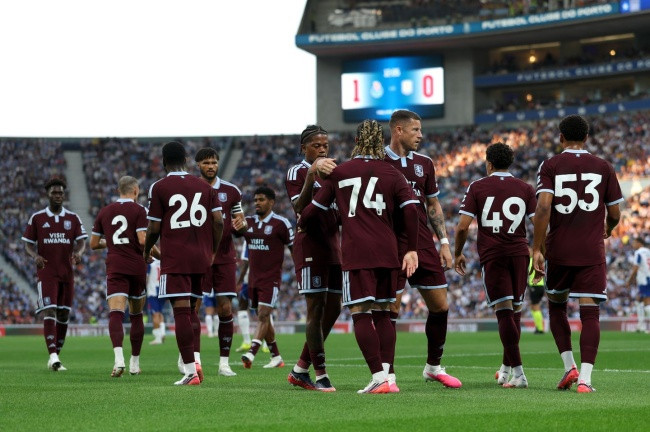 Aston Villa nhận thất bại 1-2.