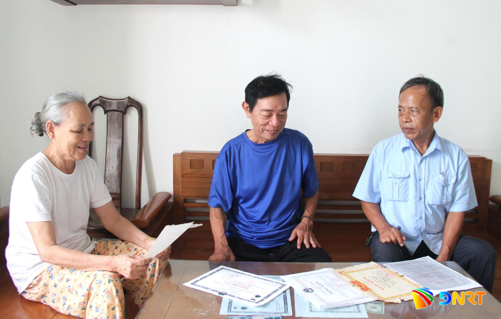 Vợ chồng ông Lê Minh Thành (giữa) và bà Trần Thị Chanh với niềm vui an cư ở tuổi xế chiều. Ảnh: LAM PHƯƠNG