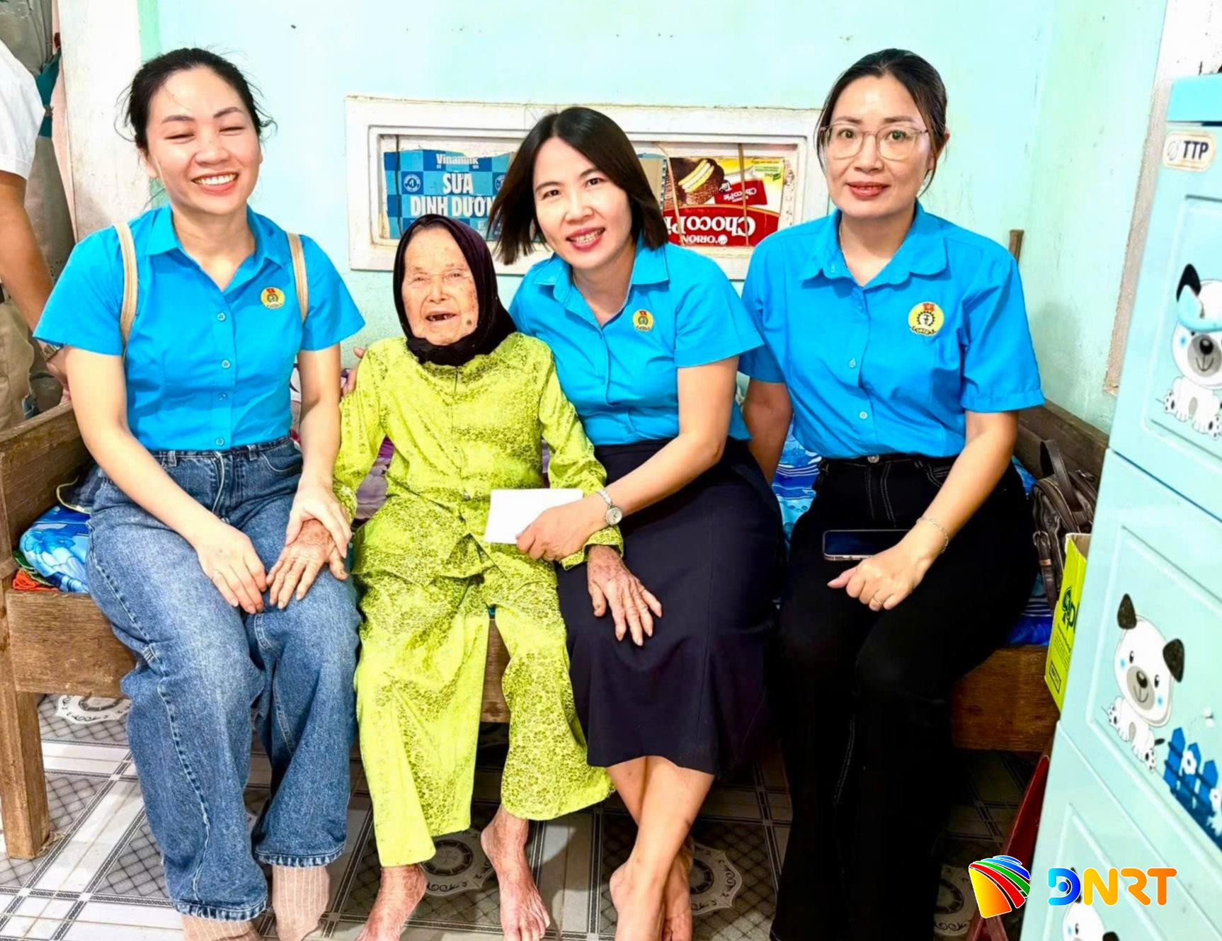 Công đoàn xã Nam Phước đến thăm, tặng quà Bà mẹ Việt Nam anh hùng Nguyễn Thị Thành (xã Thu Bồn). Ảnh: LÂM VỸ