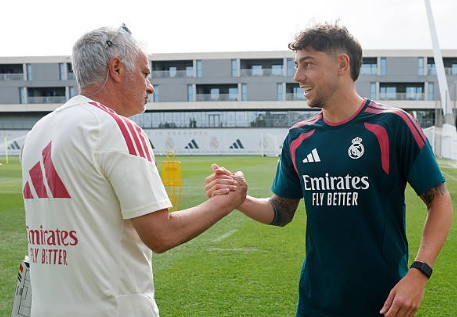 Cái bắt tay giữa Mourinho và Fede Valverde