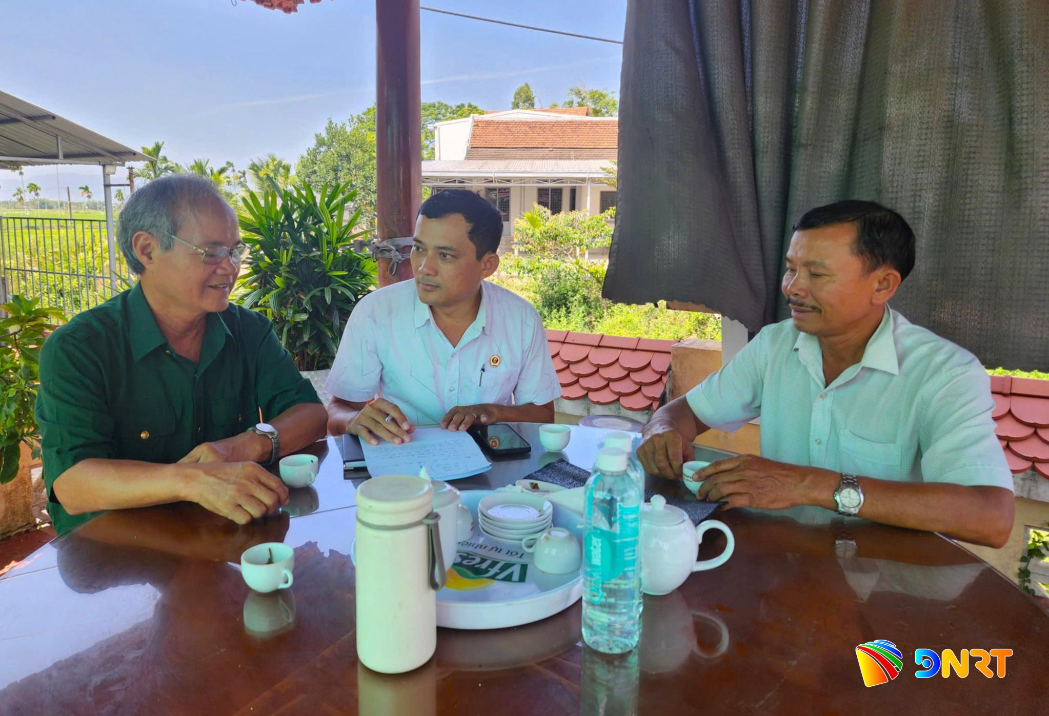 Cựu chiến binh Hà Ngọc (bên trái) là hội viên tham gia tích cực mô hình “1 + 3” tại phường An Thắng. Ảnh: PHƯỚC AN