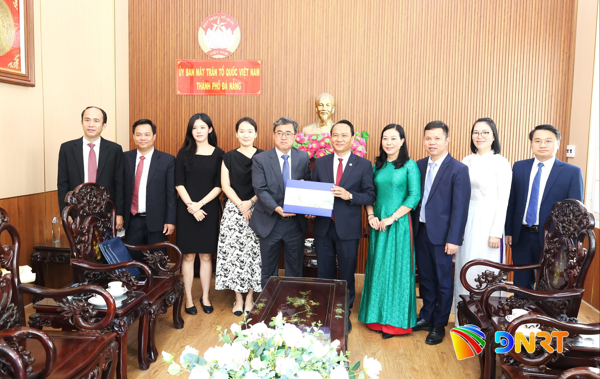 Deputy Secretary of the Da Nang Party Committee and Chairman of the Vietnam Fatherland Front Committee in the city Nguyen Dinh Vinh (fifth from right) presents a commemorative gift to newly appointed Consul General of South Korea in Da Nang Han Jungil. Photo: NGOC HA