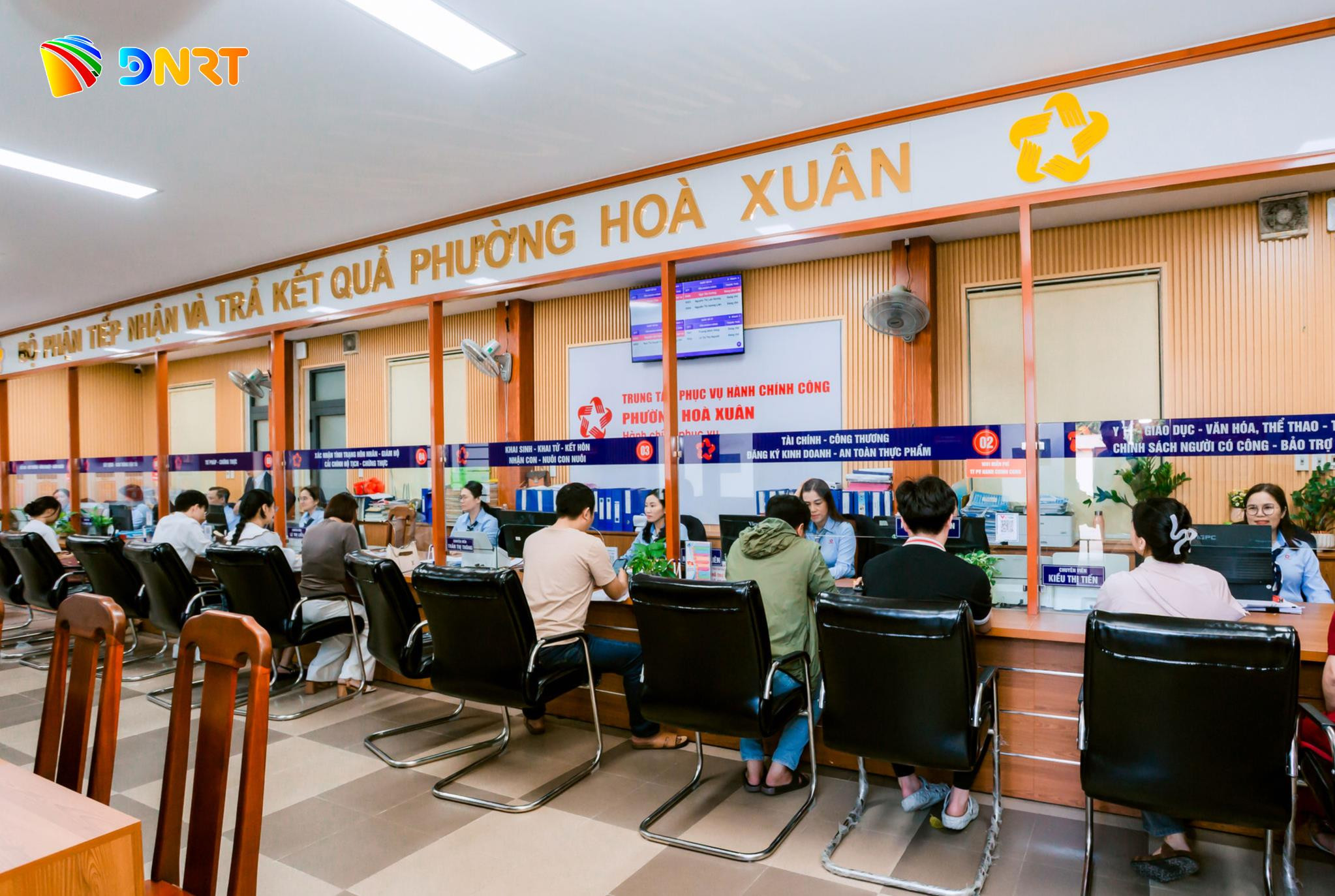 Cán bộ Trung tâm phục vụ hành chính công phường Hòa Xuân phục vụ nhân dân. Ảnh TRUNG TRỰC