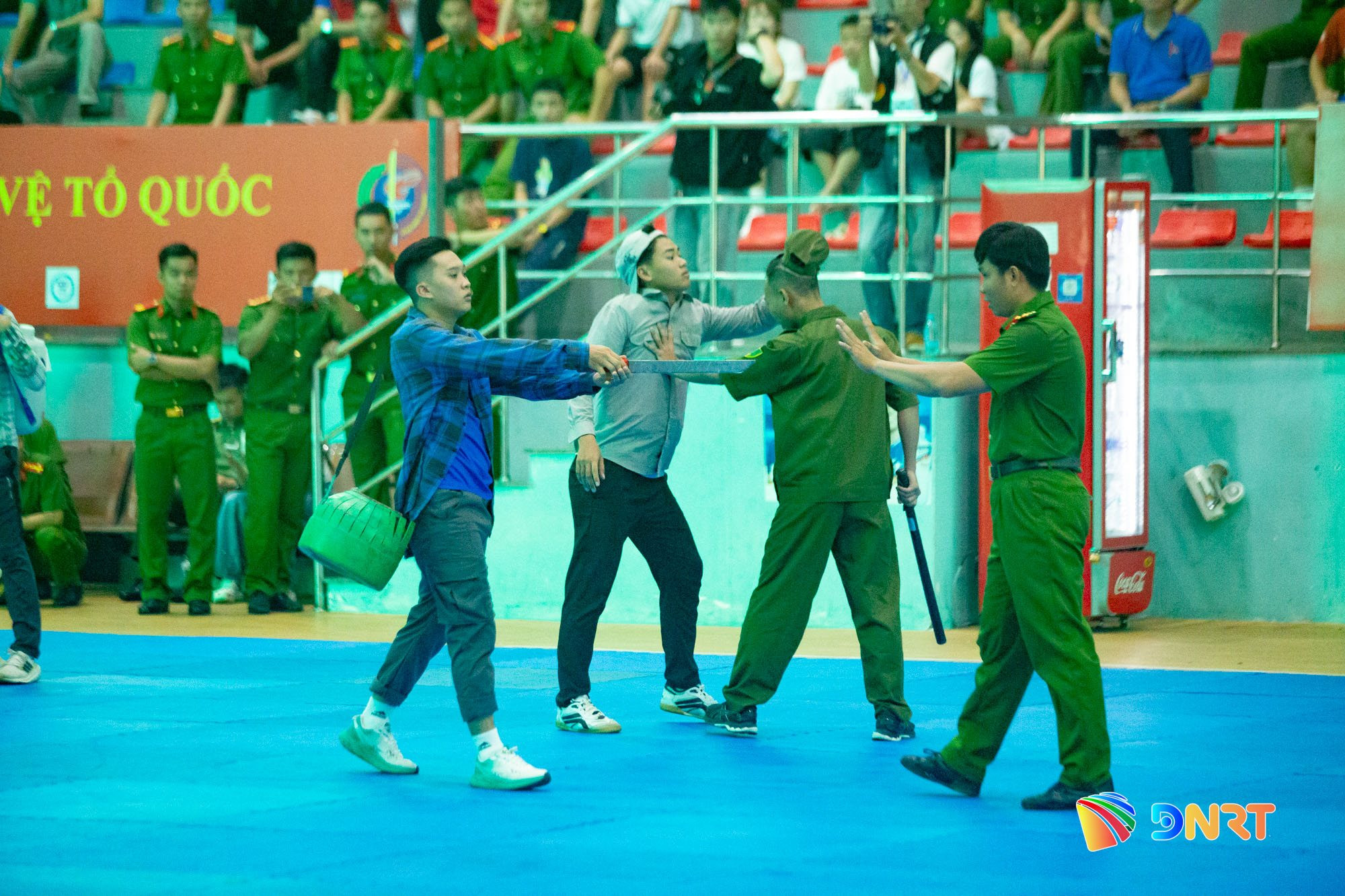 Sáng 30/7, tại Nhà thi đấu đa năng phường An Hải diễn ra cuộc thi võ thuật Công an nhân dân. Ảnh: BẢO LÂM