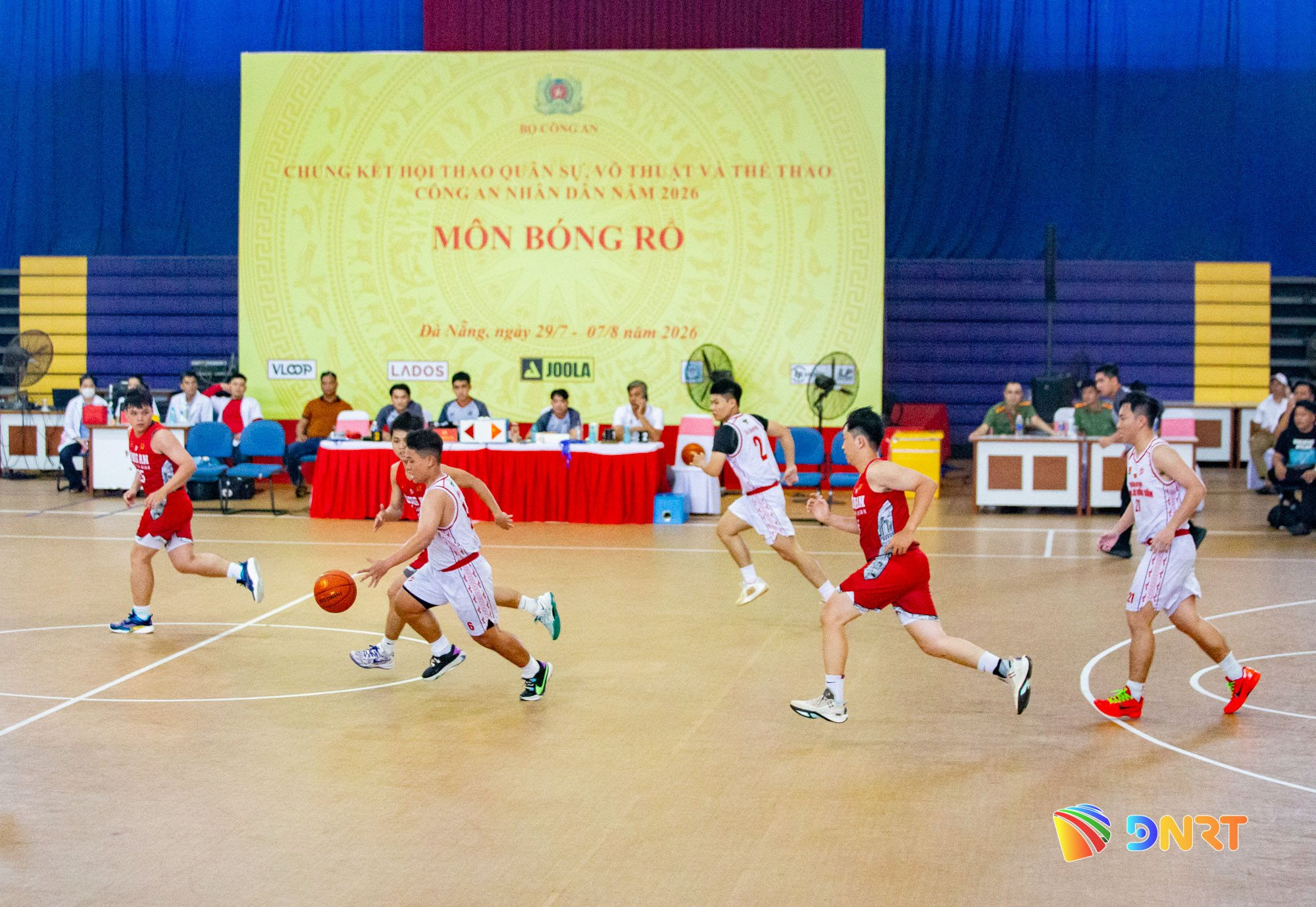 Trong ngày 30/7, môn bóng rổ bắt đầu khởi tranh tại Nhà thi đấu Đại học Đà Nẵng. Ảnh: BẢO LÂM