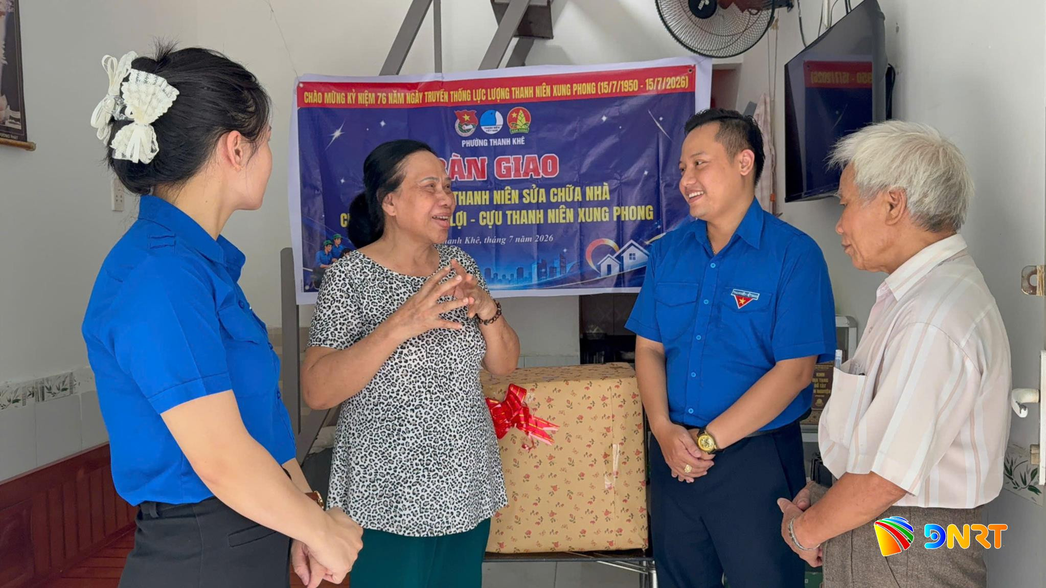 Bà Hoàng Thị Ý Lợi (thứ 2, bên trái qua) vui mừng trong căn nhà mới do tuổi trẻ phường Thanh Khê trao tặng. Ảnh: LAM PHƯƠNG