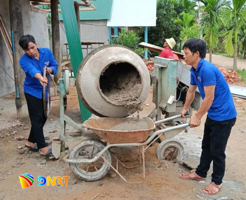 Đoàn viên thanh niên xã Avương hỗ trợ ngày công tham gia xây dựng nhà mới cho con đẻ của người hoạt động kháng chiến bị nhiễm chất độc hóa học. Ảnh: ĐVCC