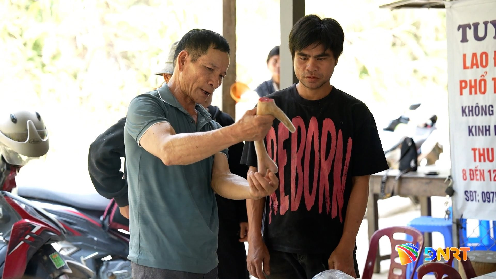 Mô hình nuôi hươu lấy nhung đang trở thành mô hình kinh tế nông nghiệp tạo thu nhập khá cho đồng bào dân tộc thiểu số xã Trà Tập. Ảnh: THIỆN TRANG