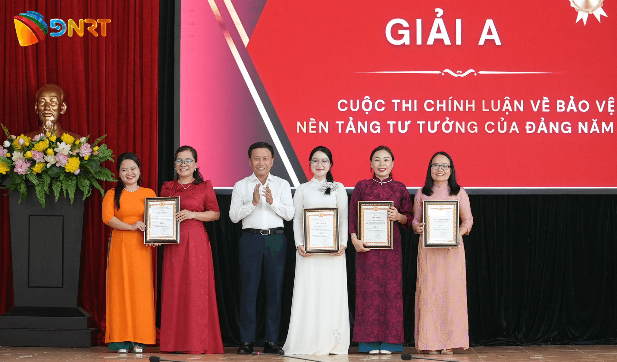 Xã Chiên Đàn trao giải Cuộc thi chính luận về bảo vệ nền tảng tư tưởng của Đảng năm 2026. Ảnh: MINH KHÁNH