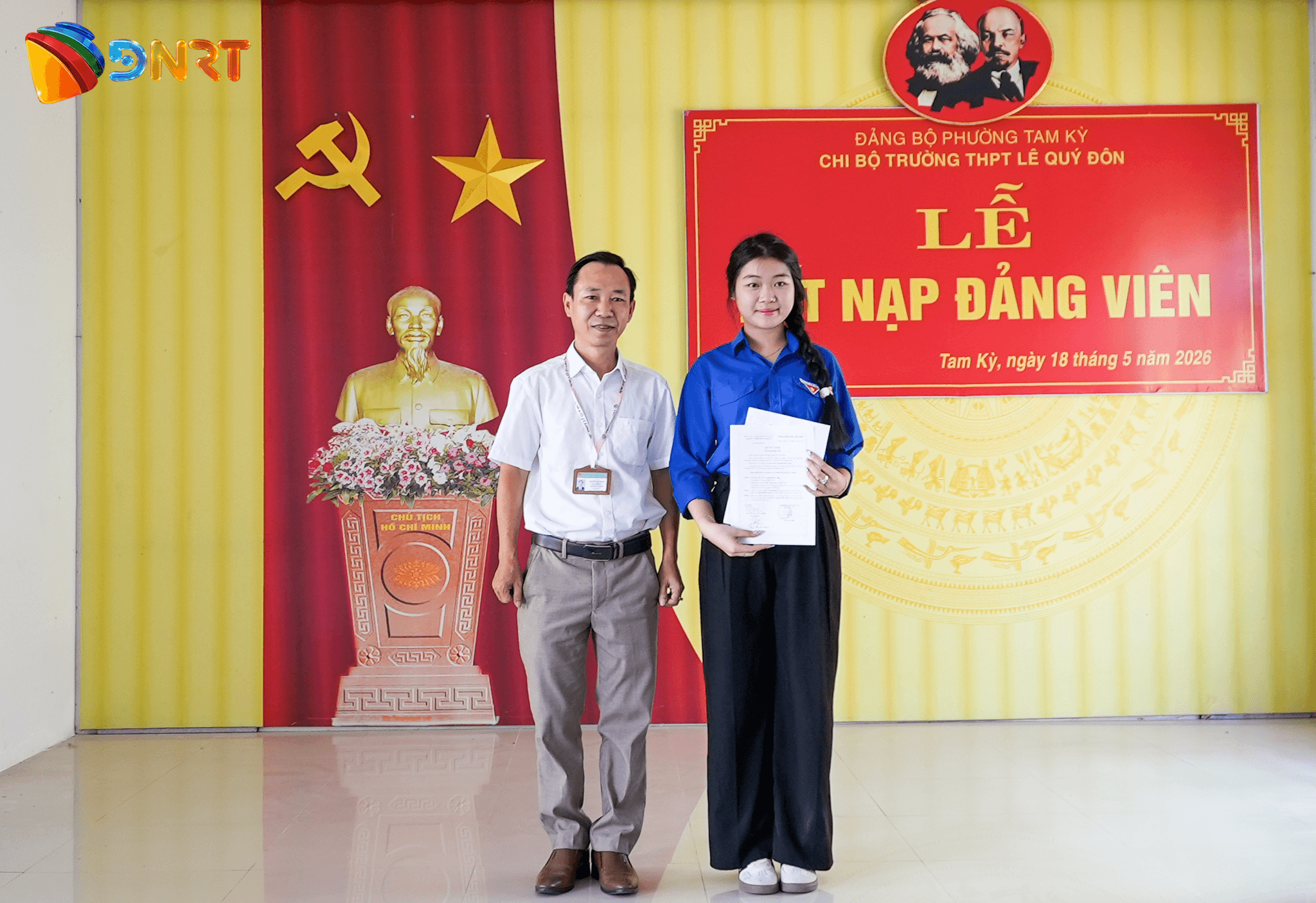 Chi bộ Trường THPT Lê Quý Đôn trao quyết định kết nạp Đảng cho em Nguyễn Bảo Ngọc. Ảnh: MINH KHÁNH