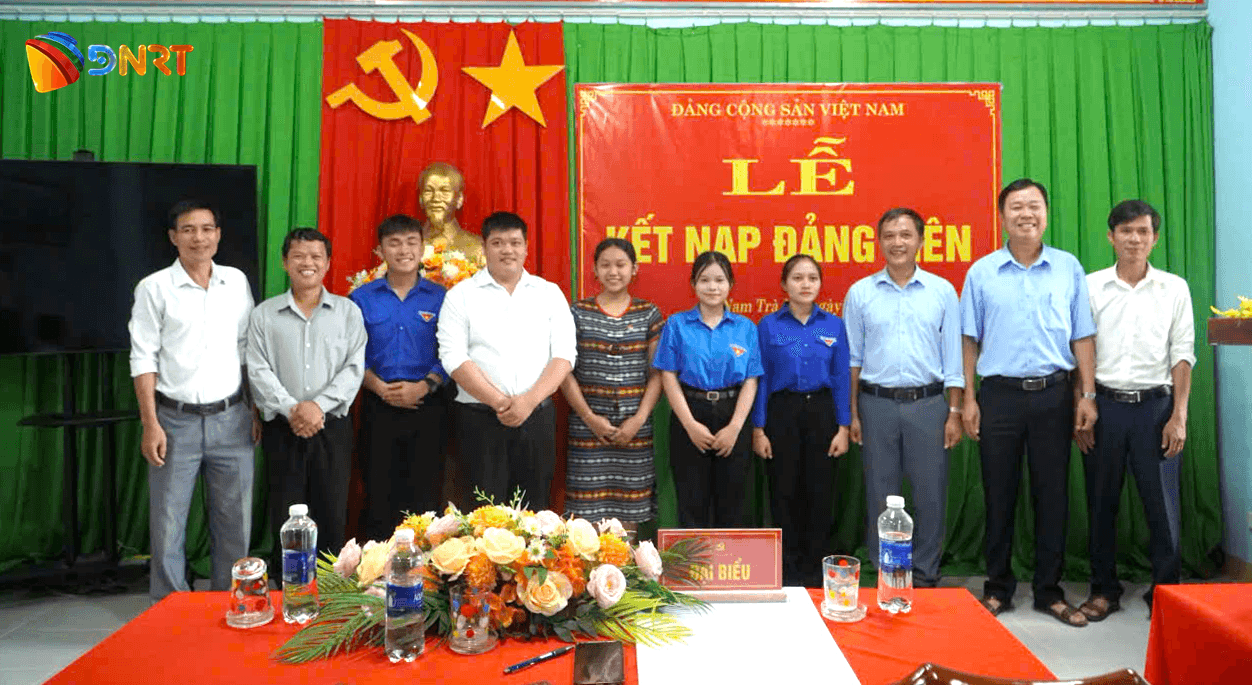 Trường Phổ thông Dân tộc nội trú THCS và THPT Nam Trà My kết nạp 4 đảng viên mới là học sinh lớp 12 trong năm học 2025-2025. Ảnh: MINH KHÁNH