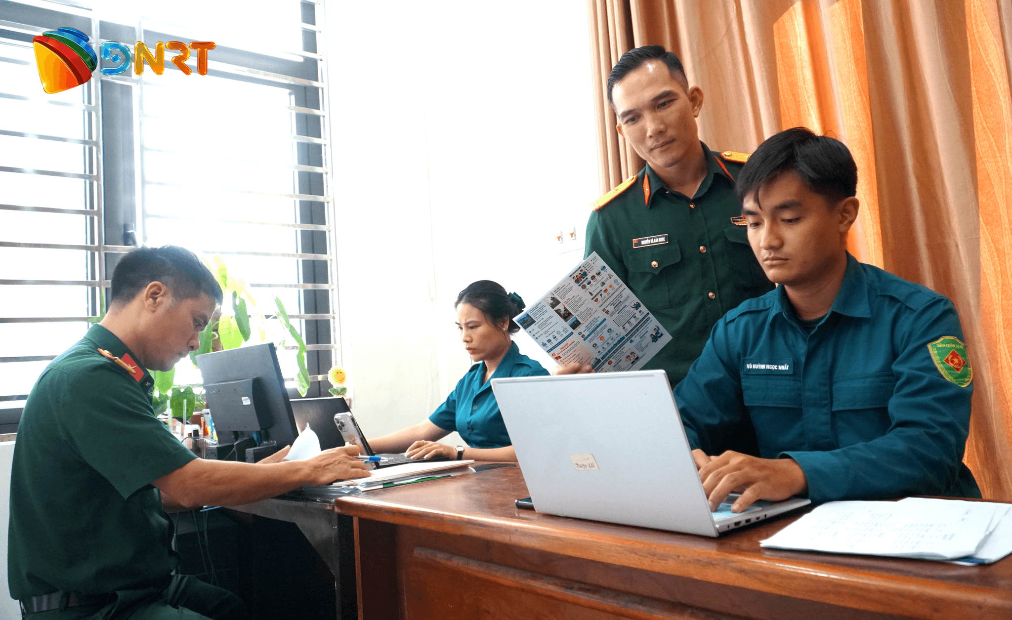 Tổ tuyên truyền của BCH Quân sự Phường Sơn Trà thường xuyên nắm bắt thông tin trên không gian mạng. Ảnh: HỮU TRUNG