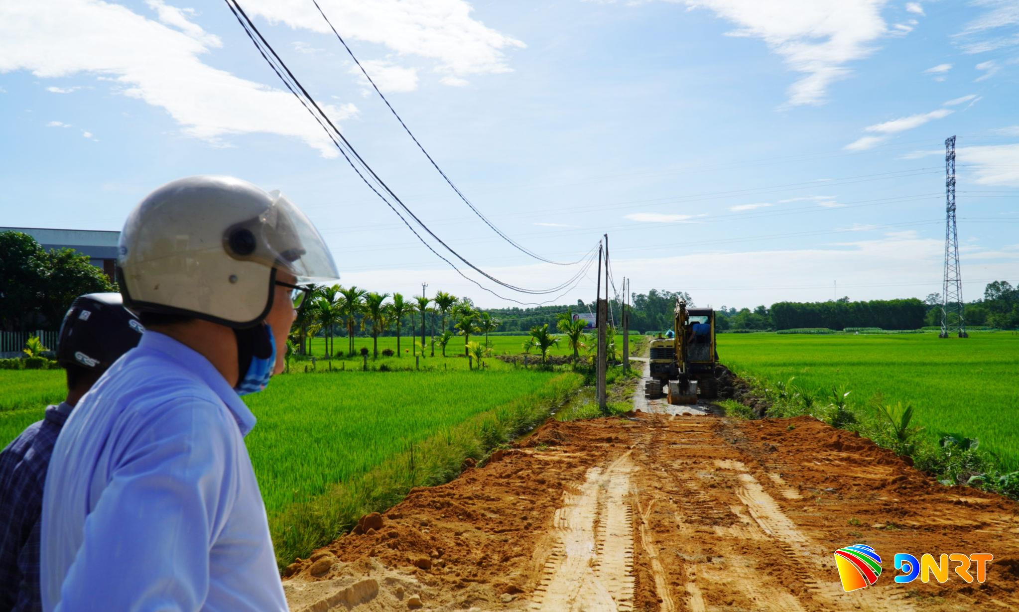 Thường trực HĐND xã Chiên Đàn theo dõi tiến độ san lấp mặt bằng dự án đường nối từ kênh chính Phú Ninh 5 đi đập Ông Tề đến tuyến ĐH11. Ảnh: N.ĐOAN