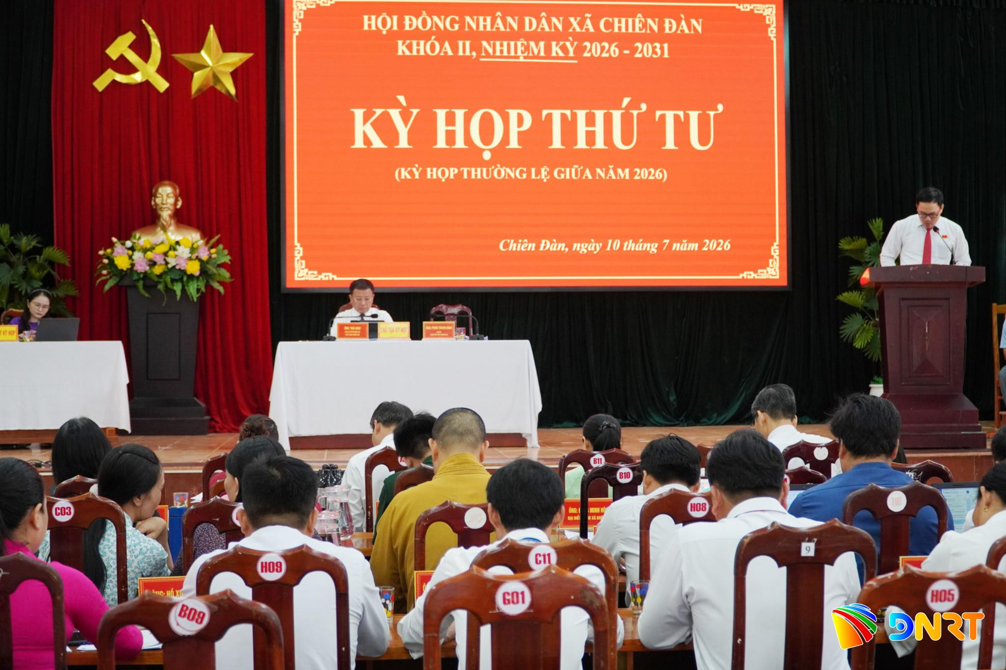 Tại Kỳ họp giữa năm 2026, HĐND xã Chiên Đàn xem xét báo cáo giải quyết, trả lời kiến nghị cử tri của UBND xã. Ảnh: N.ĐOAN