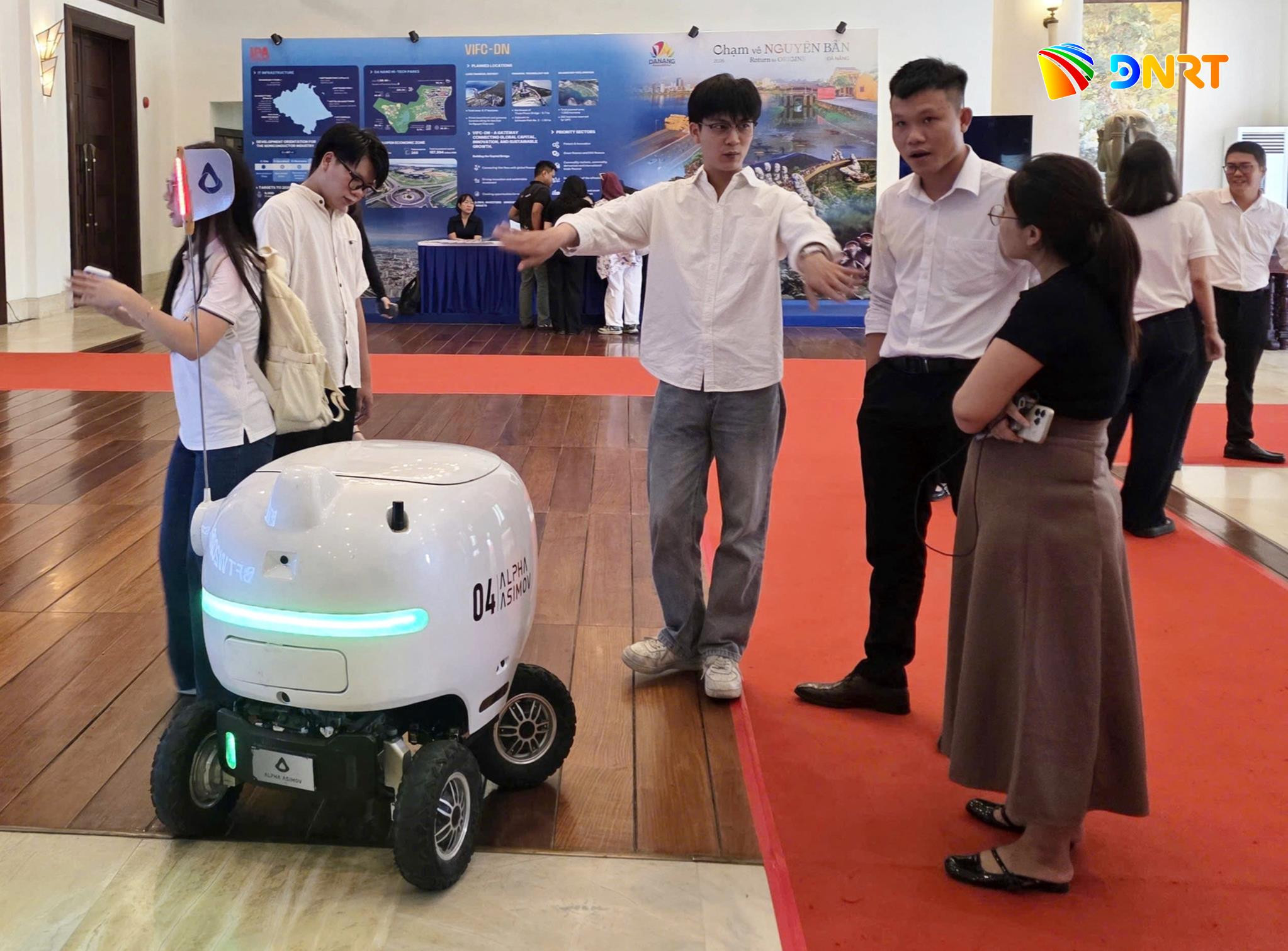 Để trở thành điểm đến hấp dẫn của các doanh nghiệp bán dẫn, Đà Nẵng cần ưu tiên phát triển nguồn nhân lực chất lượng cao, đồng thời đầu tư đồng bộ hạ tầng kỹ thuật, hệ sinh thái cung ứng và nguồn vốn dài hạn để từng bước nâng vị thế trong chuỗi giá trị toàn cầu. Với hơn 40 năm kinh nghiệm trong ngành, ông đánh giá như thế nào về sự dịch chuyển của chuỗi cung ứng bán dẫn toàn cầu và cơ hội đối với Việt Nam? - Ngành bán dẫn toàn cầu hiện tập trung lớn về sản xuất, nghiên cứu và phát triển tại Đà