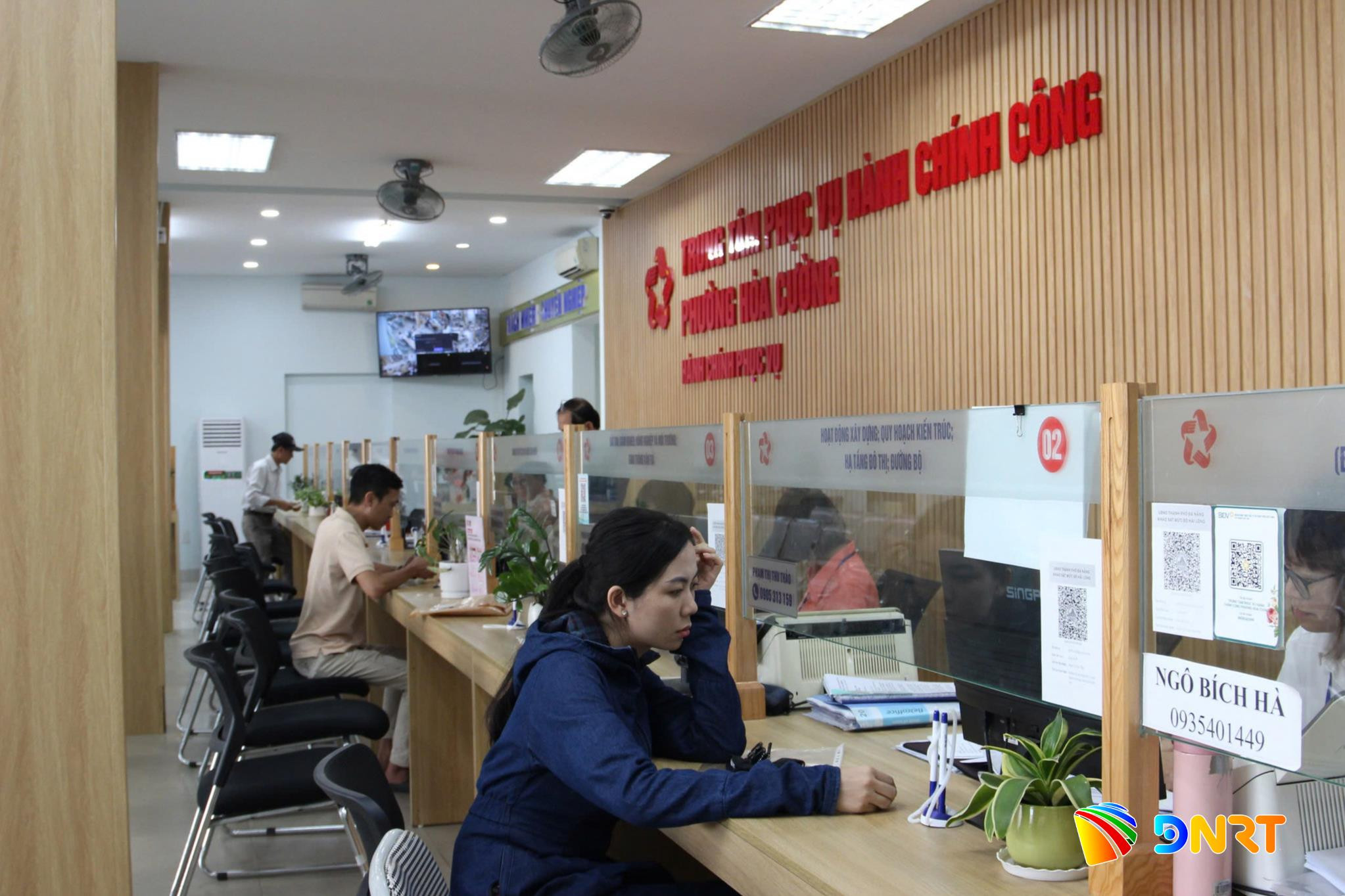 Người dân làm thủ tục tại Trung tâm Phục vụ hành chính công phường Hòa Cường. Ảnh: TRẦN TRÚC