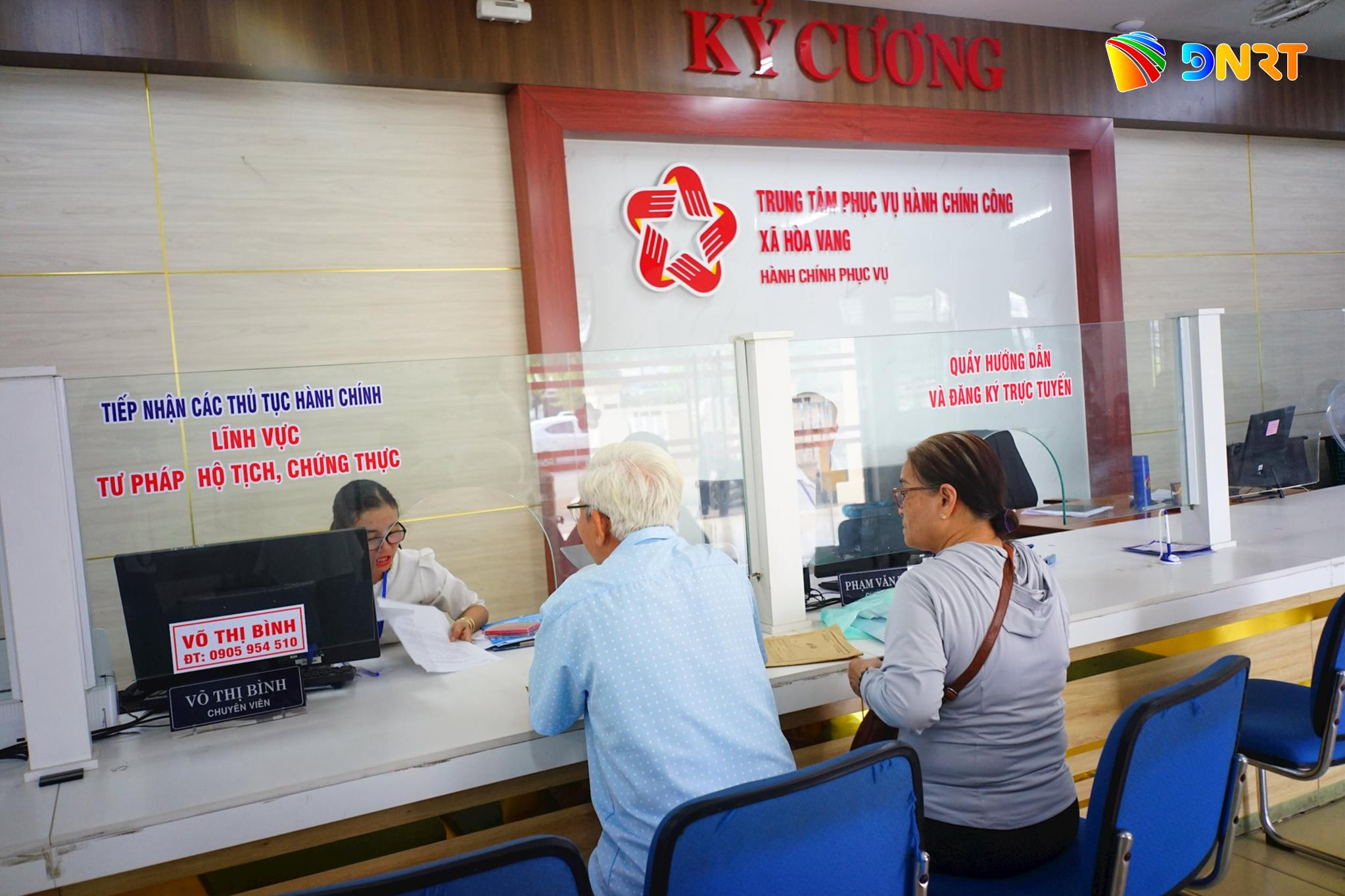 Người dân thực hiện thủ tục tại Trung tâm Phục vụ hành chính công xã Hòa Vang. Ảnh: XUÂN SƠN