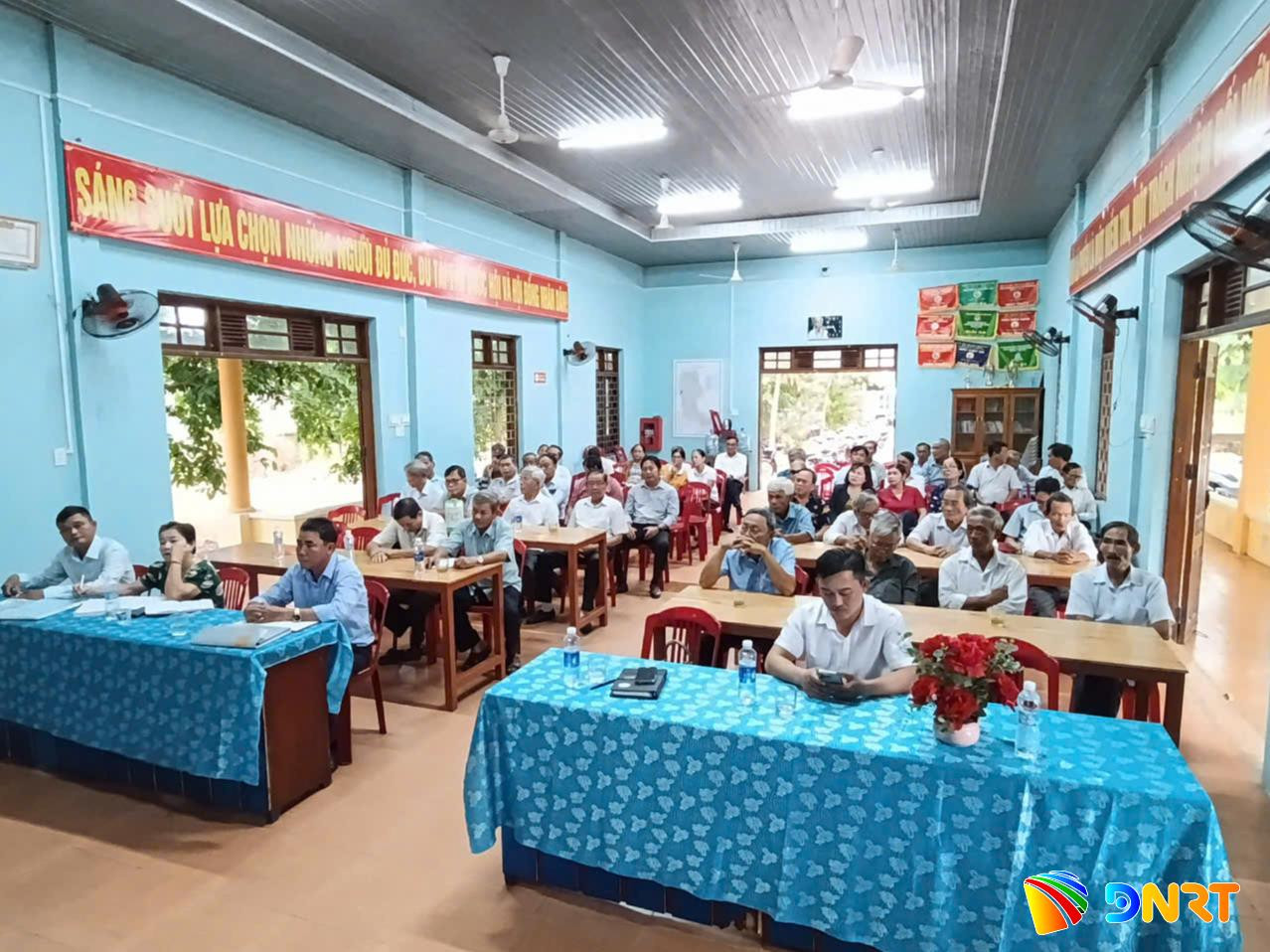 Buổi sinh hoạt của Chi bộ Tổ dân phố Bích Hà sau sáp nhập. Ảnh: NGUYỄN XUÂN KIỆT