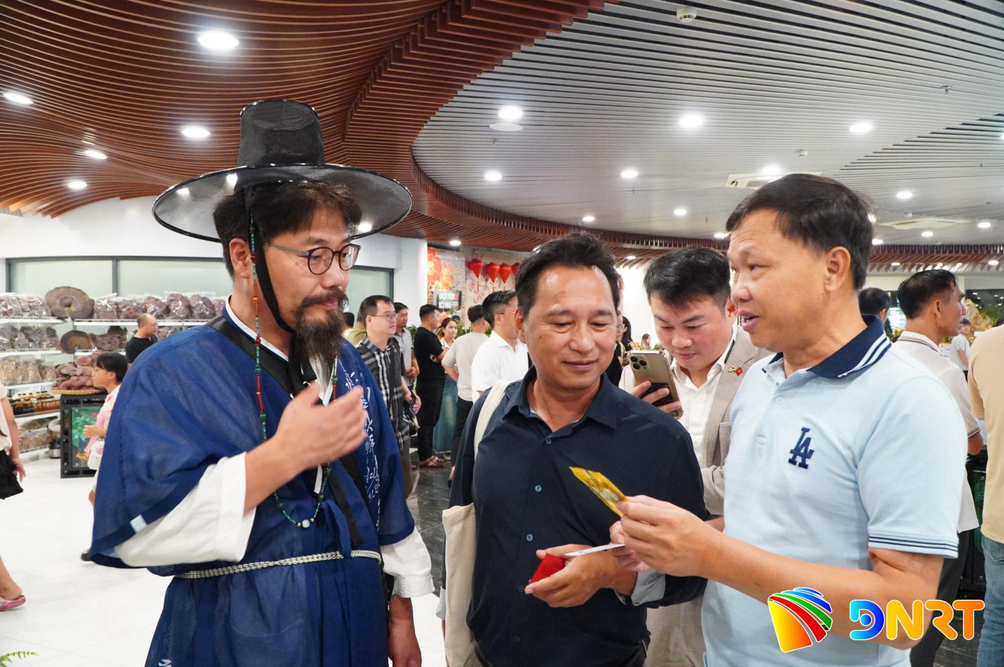 Một chuyên gia có nhiều kinh nghiệm trong ngành nhân sâm Hàn Quốc trao đổi với các đơn vị phía Việt Nam tại Lễ hội Sâm Ngọc Linh và Dược liệu quốc tế Đà Nẵng năm 2026. Ảnh: VINH ANH