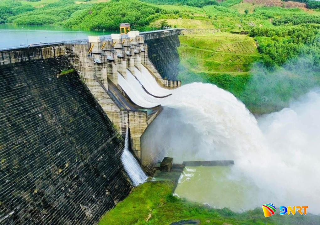 Thủy điện sông Tranh 2 điều tiết xả lũ qua tràn